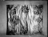 Vänersborgs Museums samlingar: Kyrkliga avdelningen. Kalkduk, vitt siden, broderat.