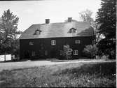 Mangårdsbyggnad av herrgårdskaraktär.