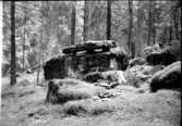 Trefotasten strax nedanför bergstupet öster om Pikenborg.  Skallsjö