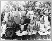 Anders Johanssons fotosamling:Skolklass med flickor som plockat bär  Främmestad