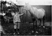 Anders Johanssons fotosamling nummer 283: pojke med häst   Främmestad