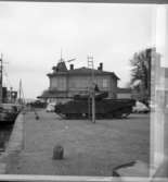 Militär uppvisning. Stridsvagn på väg ut i kanalen.  Strandhotellet i bakgrunden  Vänersborg.