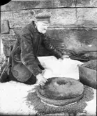 Malning av kneppler och frökapslarna av lin på hemkvarn  Hudene