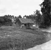 Frändefors. Gammal stuga i Södra Timmerviken. Annandag Pingst 1943.