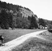 Halleberg. Hednaplatsen (Tingsplatsen) med Häckle ättestupa i bakgrunden. 29 Maj 1946.