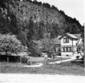 Halleberg. Häckle ättestupa. Där trädgården framför huset t.h. nu ligger låg ännu för några år sedan Odens damm (Urds brunn).  29 Maj 1946.