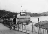 Lilla Edet 1931. Kanalångaren skall just löpa in i slussen.