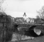 Svenljunga. Den gamla landsvägsbron över Ätran, med Svenljunga kyrka. 13 Maj 1946.