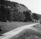 Halleberg. Hednaplatsen (Tingsplatsen) med Häckle ättestupa i bakgrunden. 29 Maj 1946.