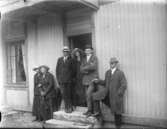 6 personer på trappa.