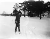 Okänd flicka på skidor.