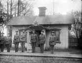 Beväringar framför vaktstuga.