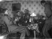 Okända ynglingar med höjda glas.