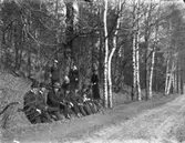 Gruppbild i dikeskanten. Kan det vara Hunneberg vid Bergagården?