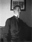 Okänd man. Kan det vara fotografen själv?