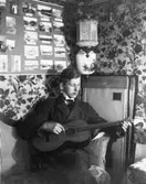 Okänd man med gitarr.