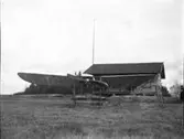 Gammal flygmaskin. Fotot kan vara taget på Holmängen, Vänersborg