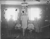 Sex okända ynglingar uppställda för fotografering.