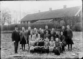 Gruppfoto med skolbarn.