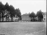 Hus på Drottninggatan. Fotograferat från planen framför gamla läroverket.
Foto fr. ca 1916.