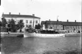 G:a hamnkanalen med Polstjernan liggandes vid kaj.
Byggd 1890 vid Göteborgs Mekaniska Verkstad som Polstjernan till Vänerns Seglationsstyrelse, Åmål. Tjänstefartyg för Vänerns seglationsstyrelse 1890-1928.