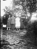 Sex personer utomhus.