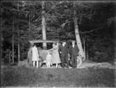 Sju personer utanför en bil. 
Foto fr. ca 1920.