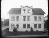 Hus på Residensgatan 43, Vänersborg. 
Rivet på 1980-talet.
Foto fr. ca 1920.
