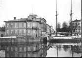 Skuta vid Fisktorget. Strandhotellet närmast i bild, rivet 1975.