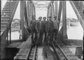 Arbetare vid järnvägsbron över nya trafikkanalen. I bruk från 1916.
Järnvägsbron är ritad av Joseph Baermann Strauss, som även ritade den lite mer kända Golden Gate-bron i Kalifornien.
Foto fr. ca 1916.