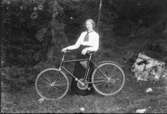 Ung kvinna med cykel.