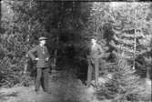 Två unga män i skogen.
