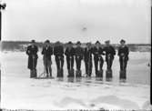 Nio män med spadar på isen, sannolikt Vänersborg.