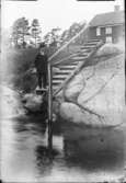 Porträtt av en man på en till vatten ledande trätrappa.
