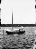 Två båtar, en fritidsbåt samt en farktskuta (galeas) i bakgrunden.