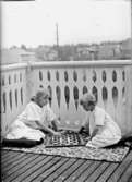 Två unga flickor spelar schack.