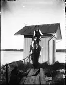 Tre personer vid Vattenmätaren på Holmängen.