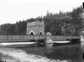 Strömkarlsbron över Göta älv, fungerar även som en fördämning för Trollhättefallen. Carl Eldhs skulptur Strömkarlen pryder bron som uppfördes 1908.
