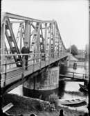 Brovakt vid Dalbobron.
Denna bro  togs i bruk redan 1913 (3 år innan nya trafikkanalen invigs) och revs 1965. Bron var 60 m lång, körbanans bredd drygt 4,5 m samt ca 1 m bred gångbana. Manövreringen skedde på elektrisk väg, och att öppna resp. stänga bron tog ca 90 sek. Bron blev efterhand enkelriktad med hjälp av ljussignaler.
Nya Dalbobron invigdes 13 december 1962.