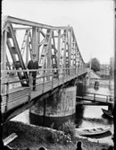 Brovakt vid Dalbobron.
Denna bro  togs i bruk redan 1913 (3 år innan nya trafikkanalen invigs) och revs 1965. Bron var 60 m lång, körbanans bredd drygt 4,5 m samt ca 1 m bred gångbana. Manövreringen skedde på elektrisk väg, och att öppna resp. stänga bron tog ca 90 sek. Bron blev efterhand enkelriktad med hjälp av ljussignaler.
Nya Dalbobron invigdes 13 december 1962.
