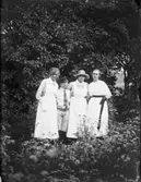 Tre kvinnor och en yngre pojke.