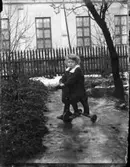 Flicka på trehjulig häst.