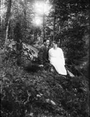 Kvinna och man i skogen.