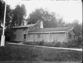 Okänd byggnad. Klockstapel i bakgrunden.