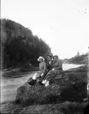 Två kvinnor och en man, vid fallområdet i Trollhättan.