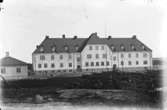 Vänersborgs stads försörjningsinrättning, senare Torpagårdens sjukhem.

Stod klart 1914. De första som fick ta hemmet i anspråk var de som tidigare hade vistats på Holmängens fattiggård.
Från 1940 Torpagården, ett sjukhem för psykiskt lättskötta. 
Byggnaden revs 1984.