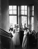 Tre kvinnor (Sjuksystrar) i trapphus.