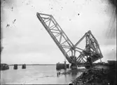 Järnvägsbron över nya trafikkanalen. Bron blev godkänd i  augusti 1916 och togs i bruk strax därefter.
Järnvägsbron är ritad av en svensk, men konstruktionens upphovsman är Joseph Baermann Strauss, vilken ritat den något mer kända Golden Gate-bron i Kalifornien.
