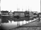 1 slup och 3 galeaser i G:a hamnkanalen, Vänersborg.
Andra huset f.v. Blüchers bryggeri.