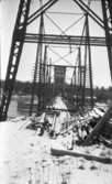 Hängbron, järnvägsbron över Göta älv för transport av slipmassa från träsliperiet, vilket låg på den västra älvstranden. Hängbron med sitt spann på hundra meter var Sveriges längsta.
Träsliperiet som var byggt 1897 brann ner 1918 (på bilden är bara tornet kvar). Hängbron revs i början av 1930-talet.